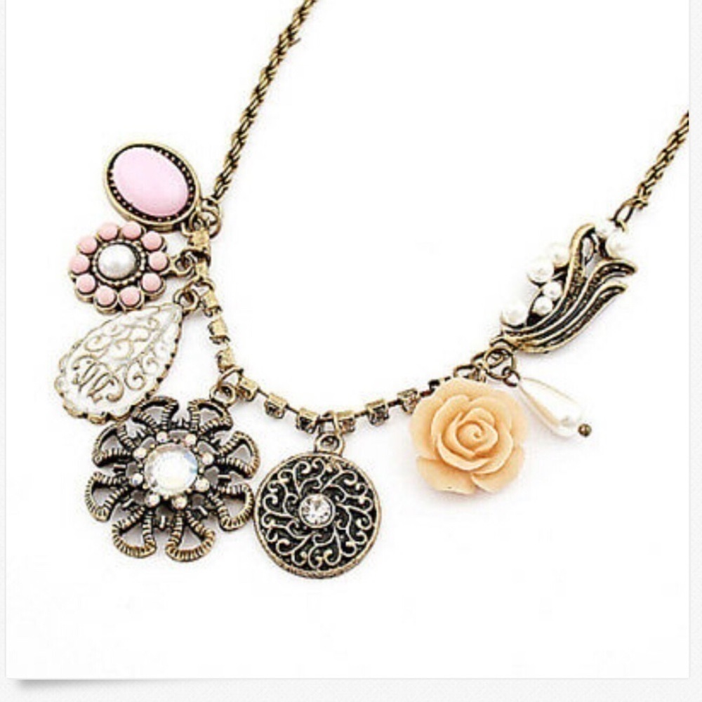 CHARM PENDANT NECKLACE l Statement Necklace l #449